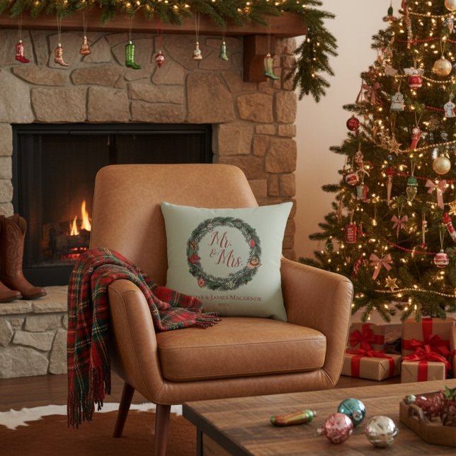 Almofada Green Country Wedding Sr. e Sra. Christmas (Country Sage Green Mr & Mrs Christmas Pillow. Pine Wreath with Vintage Ornaments, Cowboy Hat, Boots)