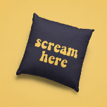 Almofada Gritar aqui retro engraçado<br><div class="desc">Gritar aqui! Uma coleção de travesseiros engraçados, bonitos e divertidos, para oferecer como presente de inauguração de casa, ou para seu próprio interior. Totalmente personalizável: você pode alterar a cor do texto e do plano de fundo conforme desejar.</div>