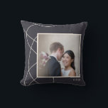 Almofada Guarda-Saída de Foto de Casamento Personalizado<br><div class="desc">Comemore seu dia especial com este travesseiro personalizado de fotos de casamento, com um design de arte de na moda que enquadra sua memória favorita. Perfeito para mostrar um apreciado casamento ou foto de noivado, este travesseiro elegante adiciona um toque de romance a qualquer lugar. Personalize-o com sua data de...</div>