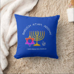 Almofada Hanukkah BARUCH ATAH ADONAI<br><div class="desc">Na moda azul Hanukkah BARUCH ATAH ADONAI Travesseiro decorativo. Design mostra um MENORAH dourado com uma ESTRELA multicolorido DE DAVID e cinza prateada DREIDEL. No topo há um texto curvo que diz BARUCH ATAH, ADONAI (Abençoado seja você, Ó Deus) e abaixo do texto lê-se HANUKKAH BLESSINGS. TODO O TEXTO É...</div>