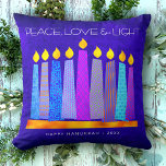 Almofada Hanukkah Blue Boho Padrão Vela Paz Luz de Amor<br><div class="desc">"Paz, amor e luz." Uma ilustração lúdica, moderna e artística das velas de padrão de feto em uma menorah ajuda você a lançar no feriado de Chanucá. Velas azuis cortadas com padrões coloridos de folha de alumínio sobrepõem um fundo rico e profundo de textura azul. Folha cor-de-rosa-quente, fina, roxa, sobre...</div>
