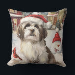 Almofada Havanese Winter Wonderland Christmas Joy<br><div class="desc">Este design festivo captura o espírito alegre da época de férias, apresentando um adorável filhote vestindo um chapéu de Papai Noel. O cachorro está aninhado numa terra maravilhosa de inverno, completo com um boneco de neve, uma árvore de Natal decorada, e presentes lindamente envoltos. Os flocos de neve caem suavemente,...</div>