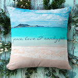 Almofada Hawaii Tropical Peace Love Sandy Feet Beach Photo<br><div class="desc">"Paz, amor e pés arenosos." Lembre-se do cheiro fresco de sal do ar do oceano. Relaxe, respire, e explore a solidão de uma praia havaiana vazia com este travesseiro decorativo decorativo, suave e confortável e atordoante. Faz um presente de excelente para alguém especial! Você pode personalizar facilmente este travesseiro decorativo...</div>