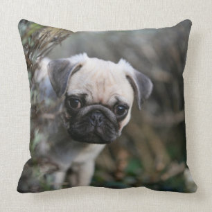 Almofada Headshot do filhote de cachorro do Pug da jovem