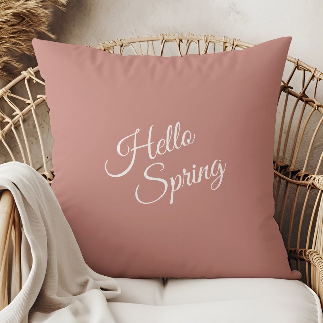 Almofada Hello Spring Dusty Rose Throw Pillow (Hello Spring Dusty Rose Throw Pillow in a boho rattan armchair.)