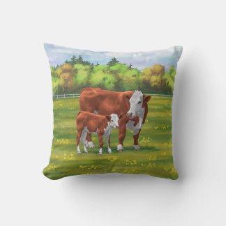 Almofada Hereford Cow & Cute Calf na Pastagem de Verão