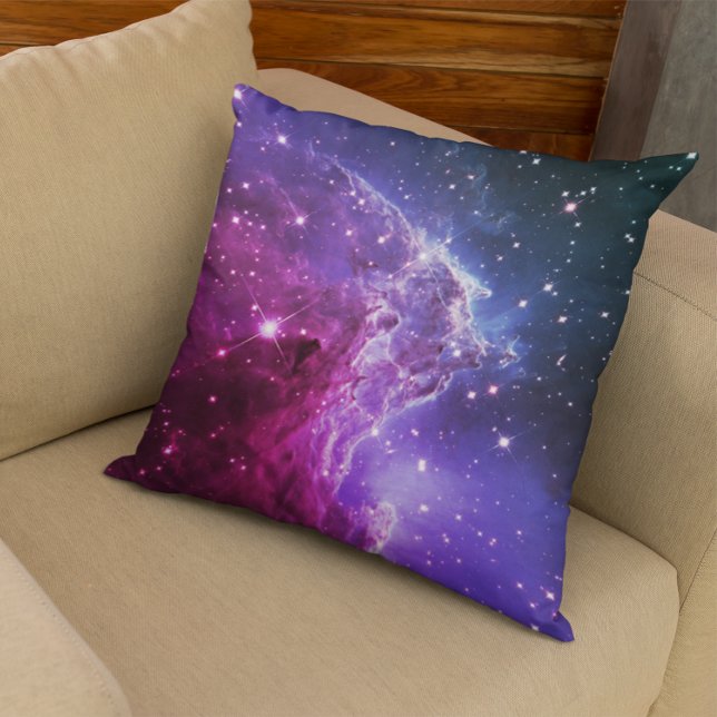 Almofada Hipster Roxo Ombre Cabeça de Macaco Nebulosa (Celestial Purple and Navy Nebula Photo)