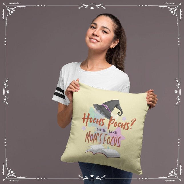 Almofada Hocus Pocus? Mais Como Foco na Mãe (Hocus Pocus? More Like Mom's Focus Cover from The Beekeeper Store)
