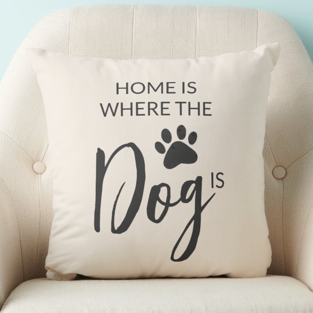 Almofada Home Is Where The Dog Is Beige Throw Pillow (Criador carregado)
