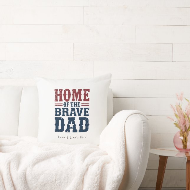 Almofada Home of the Brave Dad Pillow – Funny Couch Gift (Sofá)