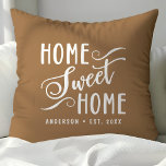 Almofada Home Sweet Home Rustic Modern Elegant Family<br><div class="desc">Esta design apresenta as palavras "home doce home home home" escrito em uma letra de script de caligrafia escrita à mão. Personalize este design rústico bonitinho com seu nome de família e ano estabelecido. O dom único e único para os novos donos de casa ou recém-casados.</div>