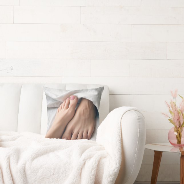 Almofada Homem e Pé de Mulher em Folha Branca (Sofá)