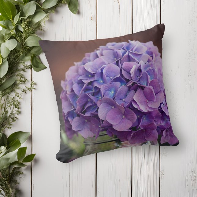 Almofada Hydrangea roxa na fotografia de Mason Jar (Purple Hydrangea in Mason Jar Photograph Throw Pillow)