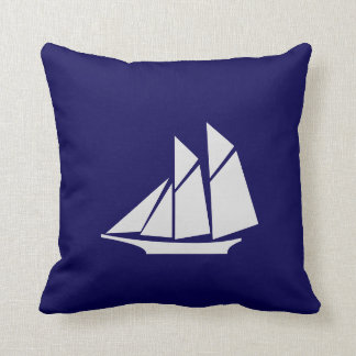Almofada Iate Branco Elegante sobre Azul Marinho
