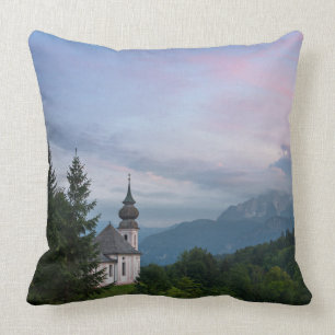 Almofada Igreja com montanhas Alps no pôr do sol