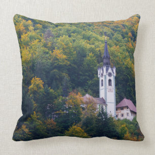 Almofada Igreja em uma floresta da queda em Slovenia