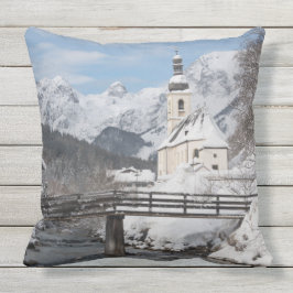 Almofada Igreja na neve com montanhas alpes no inverno