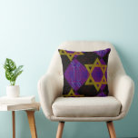 Almofada Imagem temática de Hanukkah da SlipperyJoe's amare<br><div class="desc">Imagem temática de Hanukkah da SlipperyJoe's Estrela de Davi amarelo dourado velas azuis com chamas laranjas ideia de presente de arte inspirada em Menorah identidade judaica espiritualidade feriado padrão simétrico ousado retrô em forma de diamante fundo combina tradição e design vibrante efeito xadrez roxo e preto celebração religiosa hebraica</div>