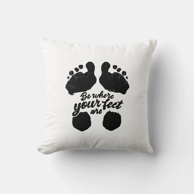 Almofada Impressão de "Estar onde estão seus pés" preto e b (Frente)