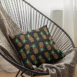 Almofada Impressão de padrão de abacaxi tropical<br><div class="desc">Design apresenta um impressão de ananás tropical em alameda,  em aquarela,  sobre fundo preto. Cores adicionais disponíveis em nosso compro!</div>