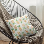 Almofada Impressão de padrão de abacaxi tropical<br><div class="desc">Design apresenta um impressão de ananás tropicais em alameda,  em aquarela. Cores adicionais disponíveis em nosso compro!</div>