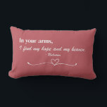 Almofada "In Your Arms" Script Love<br><div class="desc">Celebre o amor e a conexão com este design sincero que apresenta a citação atemporal: "Nos seus braços, eu encontro minha esperança e meu céu." A combinação de letra elegante e fonte serifada clássica, posta contra um fundo vermelho suave e quente, cria uma estética romântica e serena. Um coração delicado...</div>