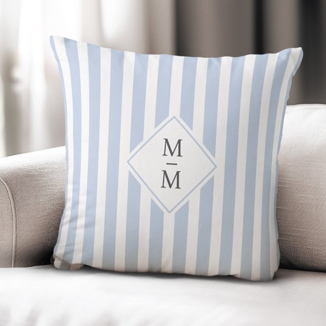 Almofada Iniciais monográficas listras brancas, azuis-clara (Monogram initials dusty light blue white stripes throw pillow)