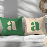 Almofada Inicial moderno retrô verde e creme<br><div class="desc">Presente de lembrança minimalista monograma moderno retrô verde e creme</div>
