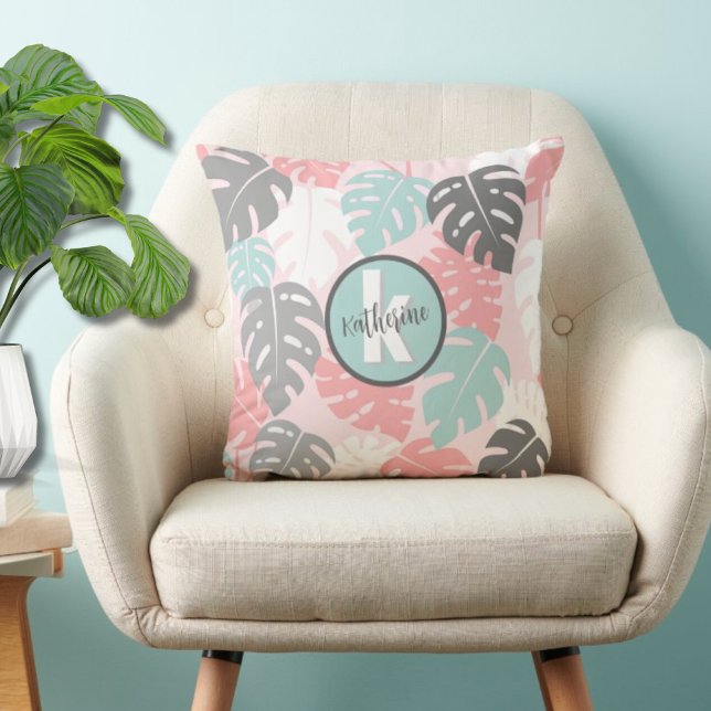 Almofada Inicial Monograma Tropical (Modern Monogram Pink Monstera Leaf Throw Pillow)