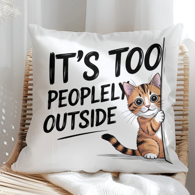 Almofada "It's Too Peopely Outside" Funny Introvert Cat ("It's Too Peopely Outside" Funny Introvert Cat Throw Pillow in a sunny boho rattan chair.)