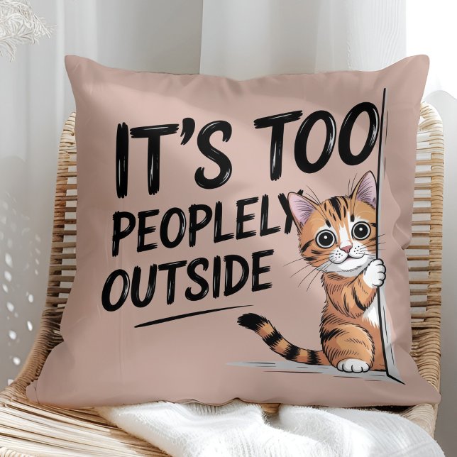 Almofada "It's Too Peopely Outside" Funny Introvert Cat ("It's Too Peopely Outside" Funny Introvert Cat Throw Pillow in a sunny boho rattan chair.)