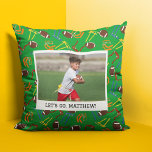 Almofada Jogador de Futebol Personalizado<br><div class="desc">Crie um presente gentil que seja perfeito para treinadores e jogadores de futebol quando você adiciona sua própria foto e sua própria mensagem personalizada a este travesseiro. A sua imagem e mensagem são apresentadas sobre um fundo com padrões,  com bolas de futebol e cintos coloridos de bandeira.</div>