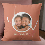 Almofada Joy Photo<br><div class="desc">Este Travesseiro de Foto de Feriado de Natal é decorado com a palavra JOY em tipografia branca moderna,  em fundo de terracota. Ele faz uma família de excelentes continuar. Facilmente personalizável com sua foto e seu nome.</div>
