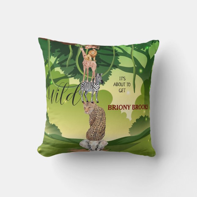 Almofada Jungle Safari "It's About To Get Wild" Baby Shower (Frente)