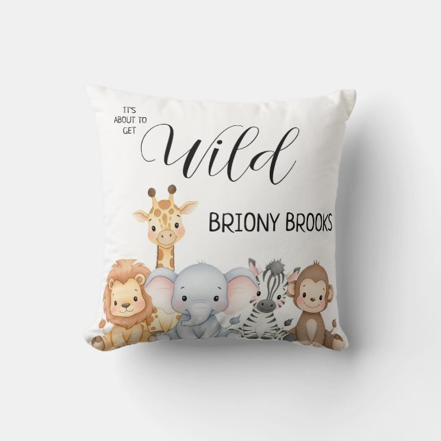 Almofada Jungle Safari "It's About To Get Wild" Baby Shower (Frente)