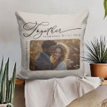 Almofada Juntos Casais Fotografia Creme Neutro<br><div class="desc">Travesseiro personalizado com fotos e nomes de casal (ou outro texto personalizado). A citação do amor diz "Juntos é nosso lugar favorito para ser" com elegante caligrafia manuscrita. O modelo de foto mostra sua foto em formato horizontal e é perfeito para uma foto de casamento ou uma foto de casal...</div>