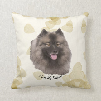 Almofada Keeshond nas folhas de Tan