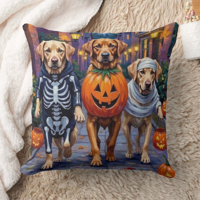 Almofada Labrador Trick-or-Tratating in Halloween Costumes (Cobertor)