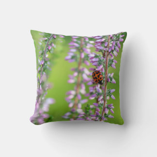 Almofada Ladybird auf lila Blume -