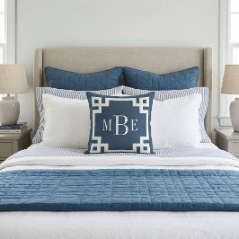 Almofada Lago Azul e Branco Chave Grega | Monogramada