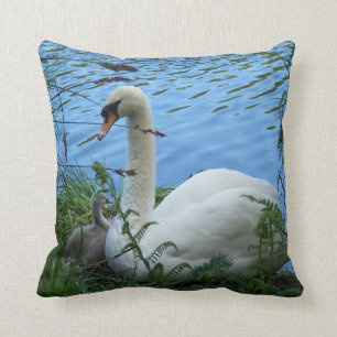Almofada Lago baby da cisne e do Cygnet da mãe do ninho da