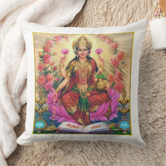 ALMOFADA LAKSHMI - GODDESS LAKSHMI - TRAVESSEIRO (COR A1E)