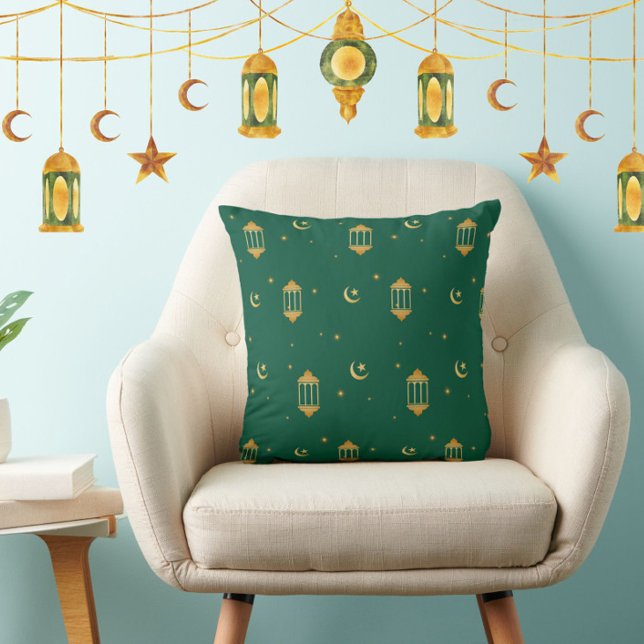 Almofada Lanternas Douradas Verdes Elegantes Eid Islâmico/R (An elegant, modern emerald green + gold throw cushion with lanterns + moon. Great for Eid or Ramadan)