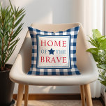 Almofada Lar da América Patriótica Azul e Brava<br><div class="desc">Travesseiro patriótico quadrado apresenta design de tipografia "Home of the Brave" com sotaque estelar e padrão de xadrez de gingham azul marinho. Cores vermelho,  branco e azul marinho.</div>