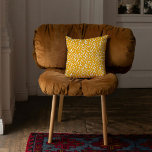 Almofada Laranja Atentamente Brilhante<br><div class="desc">Travesseiro decorativo laranja brilhante e brilhante.</div>