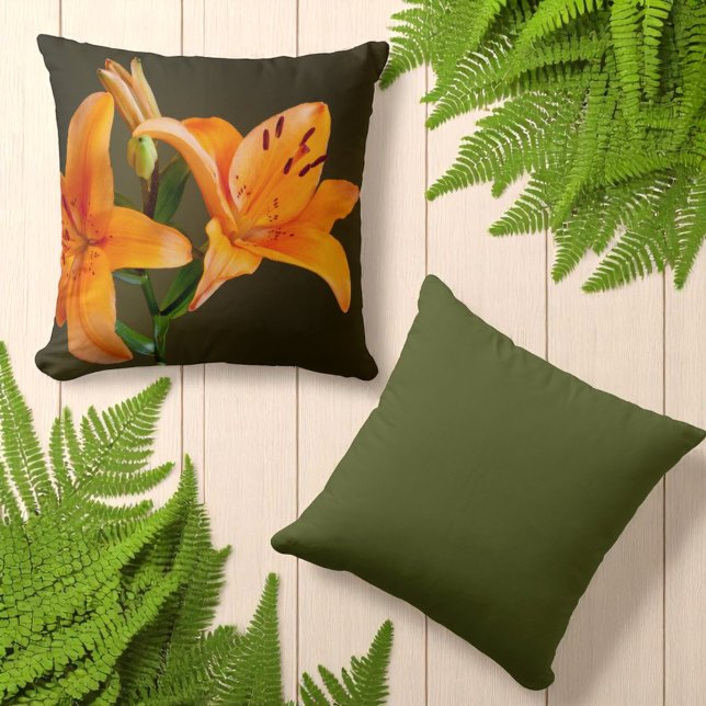 Almofada Laranja Tiger Lily Flores e Buds Close-up (tiger lily front and solid green back throw pillow)