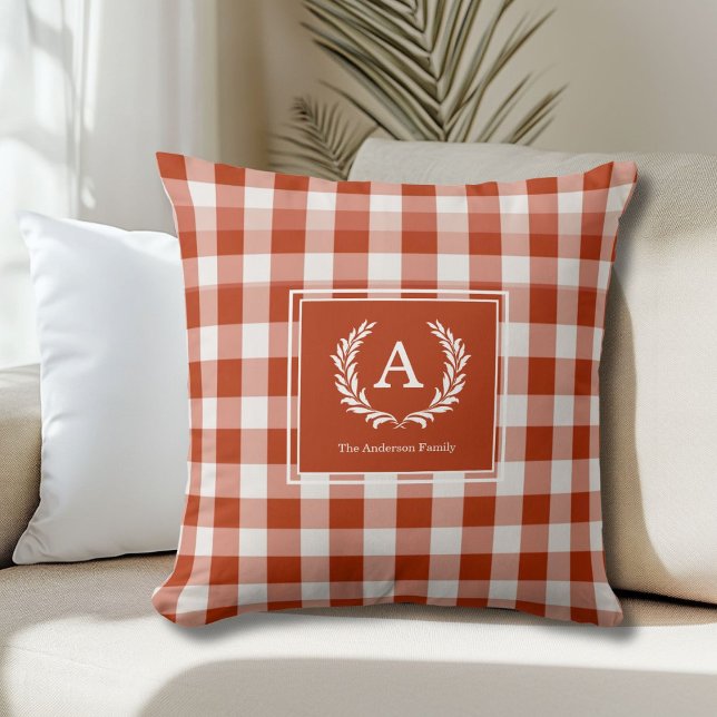 Almofada Laranja-Vermelho Gingham Monograma Crest (Orange-Red Gingham Monogram Crest Throw Pillow)