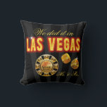 Almofada Las Vegas acende o Sr. & Sra. Newlyweds | preto<br><div class="desc">Na moda, travesseiro decorativo de glam apresenta Las Vegas em luzes, dados rolantes, chip de casino personalizável - presente de recordação perfeito para o novo Sr. & Sra. Use o botão PERSONALIZAR TI para personalizar com seu próprio texto. Convites correspondentes e outros produtos disponíveis. Para perguntas/pedidos, correio eletrônico: cheryl@cheryldanielsart.com. design...</div>