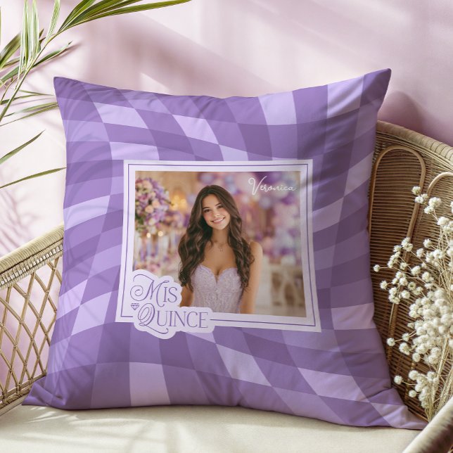 Almofada Lavanda Checkerboard Foto Quinceanera Keepsaet (Shown on a 16" x 16" pillow)