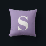 Almofada Lavanda Roxa, Monograma Inicial, Travesseiro exter<br><div class="desc">Lavanda Roxa,  Monograma Inicial Ao Ar Livre. Travesseiro ao ar livre decorativo com solteiro inicial. Personalize rápida e facilmente.</div>